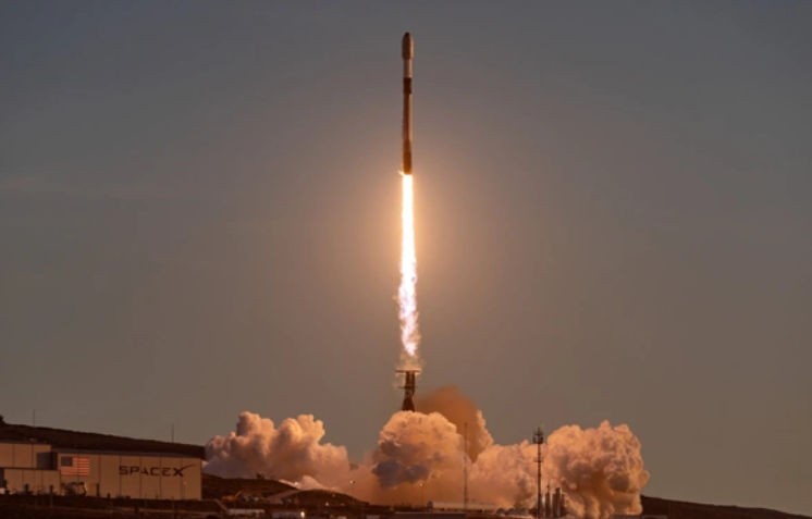 SpaceX“猎鹰9”火箭出征，成功发射22颗“星链”卫星