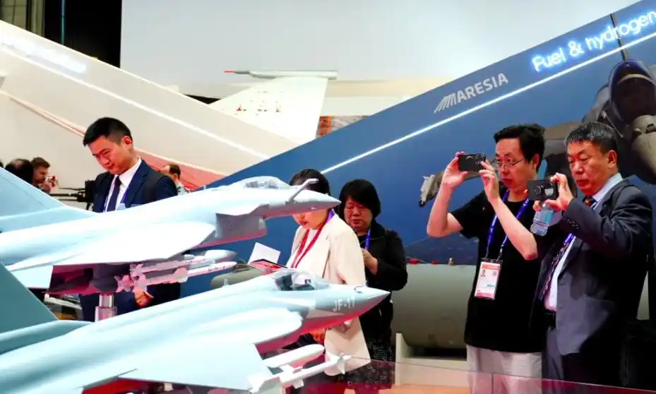 歼-10CE等亮相巴黎航展，见证中国航空“高光时刻”
