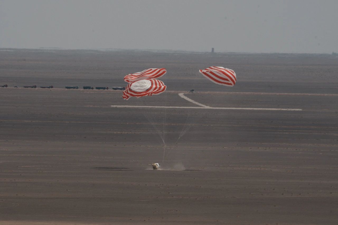 我国新一代载人飞船“梦舟”零高度逃逸飞行试验取得圆满成功 我国载人月球探测工程研制工作取得新的重要突破