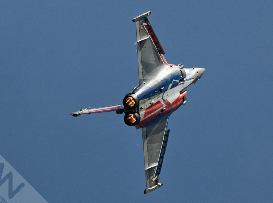 F-35在2025年巴黎航展进行飞行表演