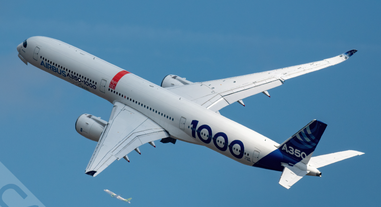 空客A350-1000在巴黎航展上进行飞行展示