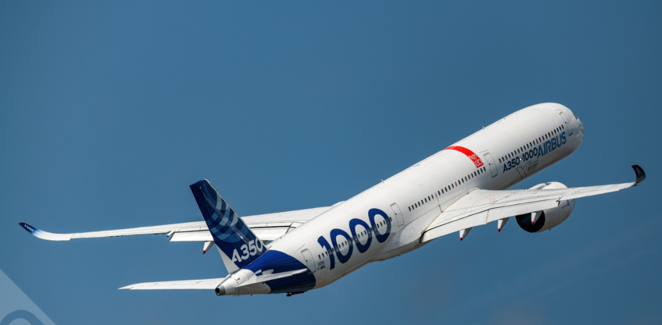 空客A350-1000在巴黎航展上进行飞行展示