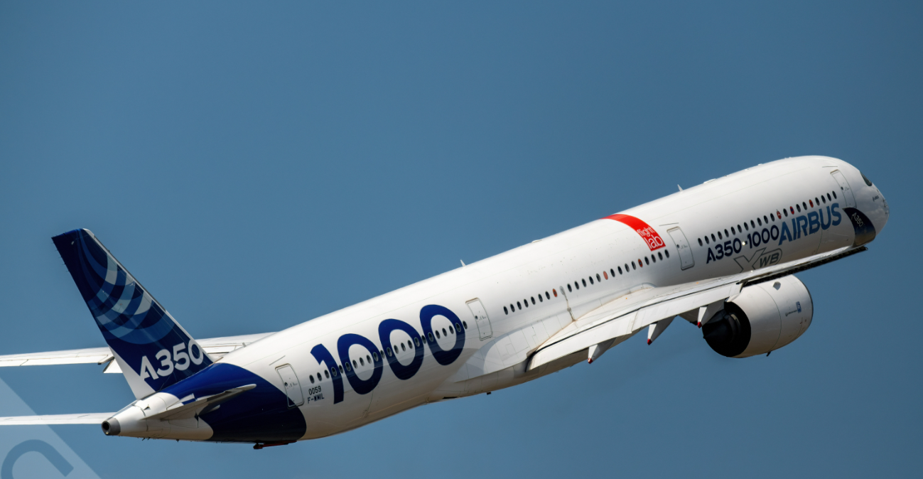 空客A350-1000在巴黎航展上进行飞行展示