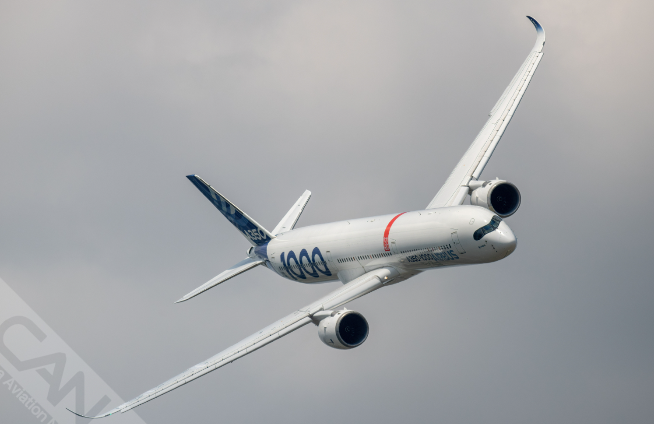 空客A350-1000在巴黎航展上进行飞行展示