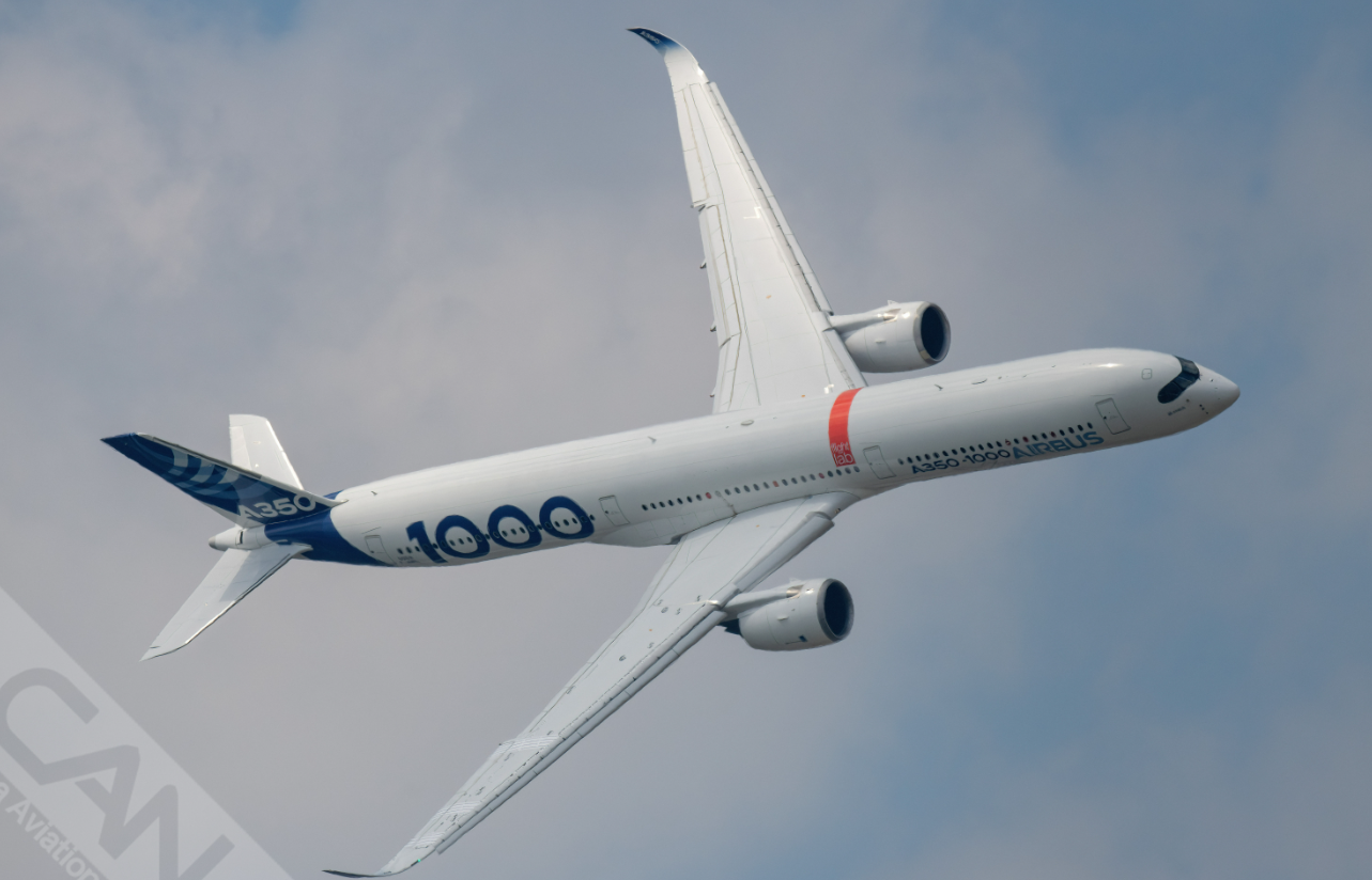 空客A350-1000在巴黎航展上进行飞行展示
