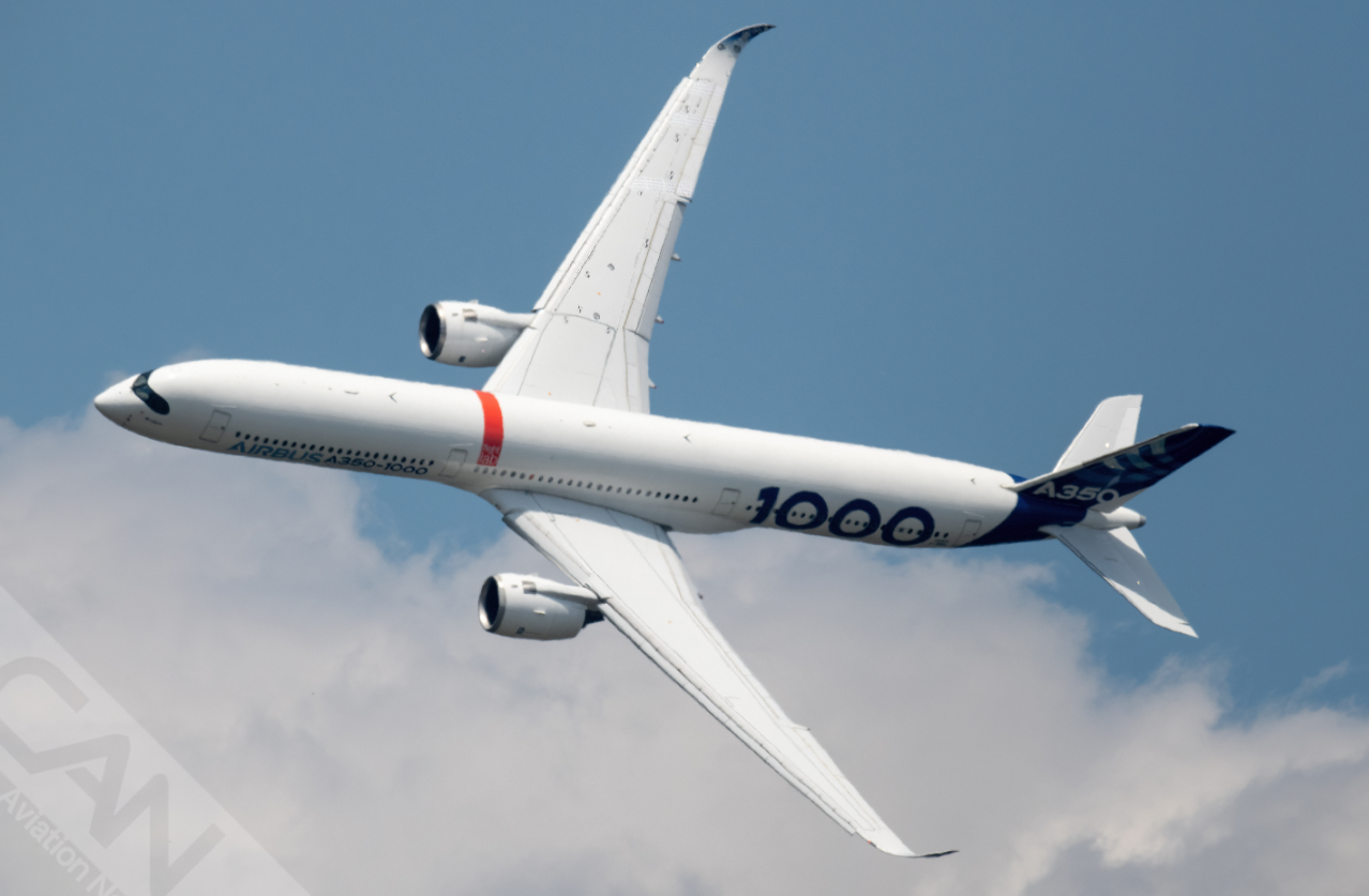 空客A350-1000在巴黎航展上进行飞行展示