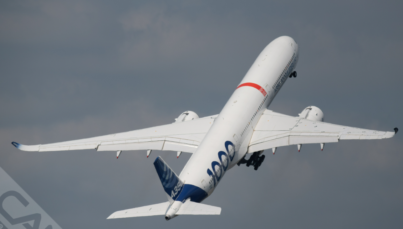 空客A350-1000在巴黎航展上进行飞行展示