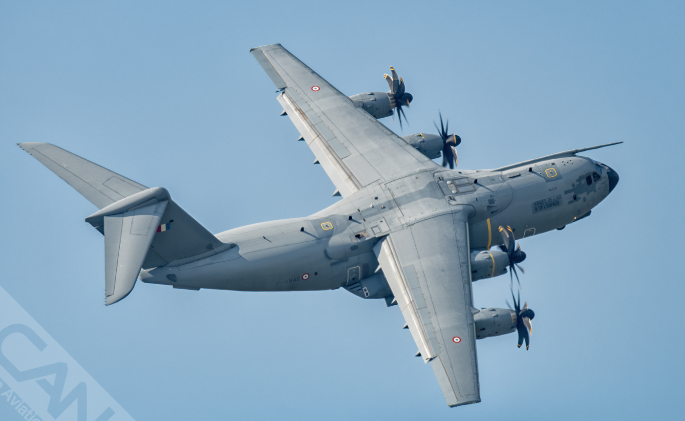 A400M运输机在巴黎航展上进行飞行表演