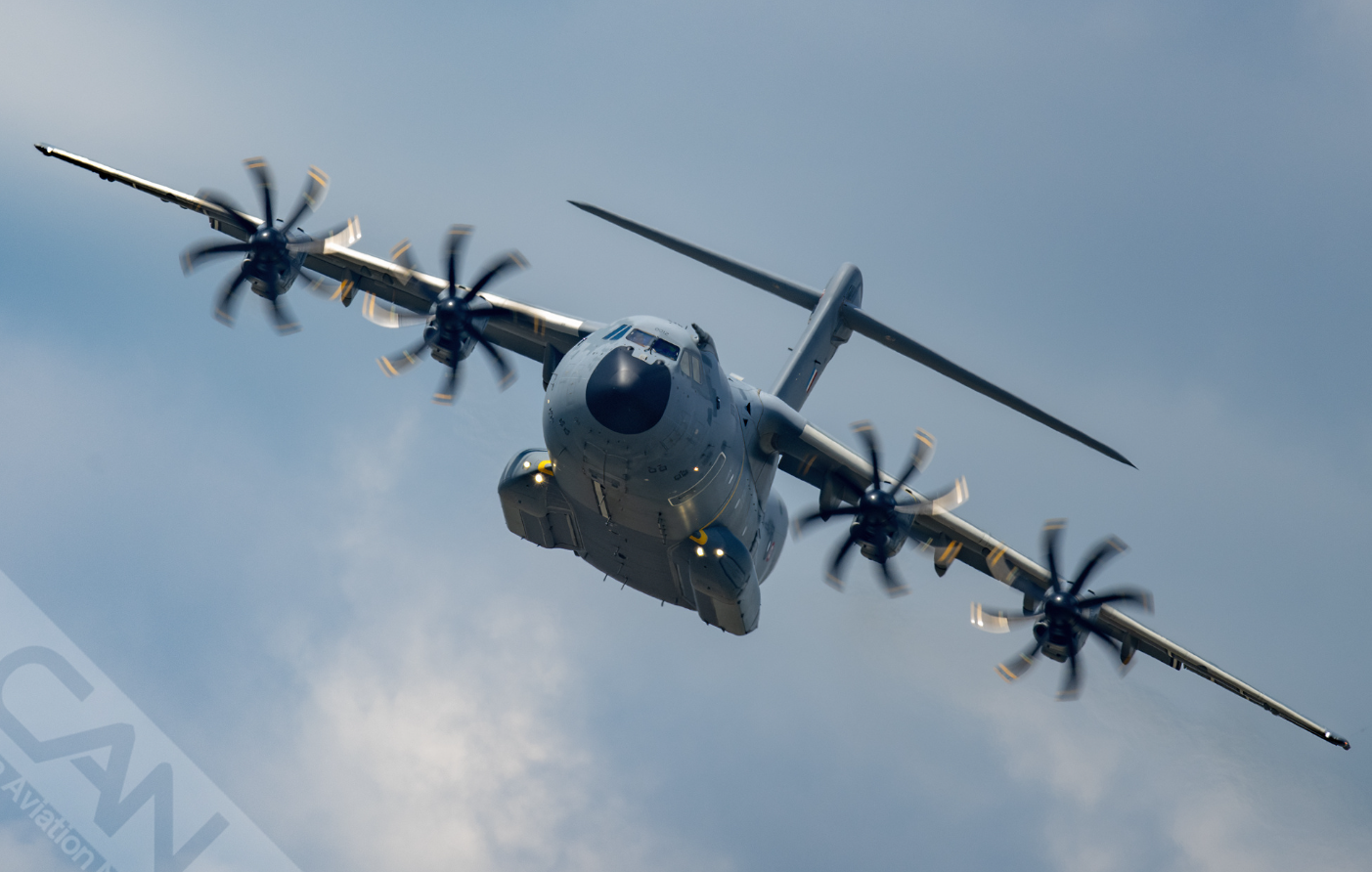 A400M运输机在巴黎航展上进行飞行表演