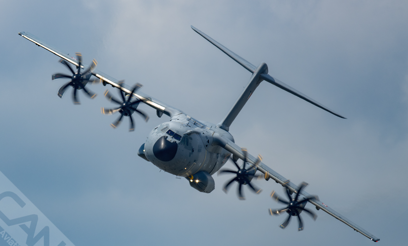 A400M运输机在巴黎航展上进行飞行表演