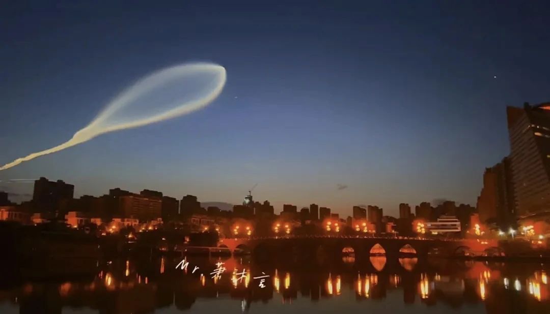 太空“水母”刷屏？揭秘长征六号甲发射的“暮光效应”
