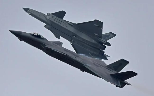 歼20紧急升空处置逼退外军机 无畏亮剑捍卫领空