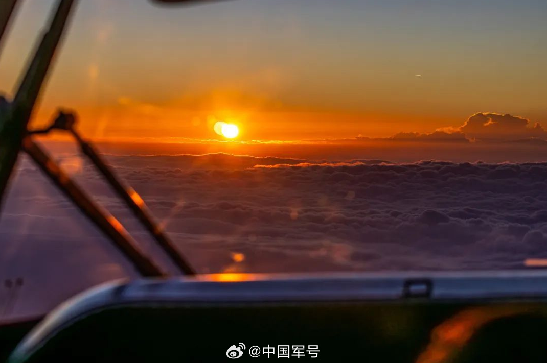 昼夜不停！战鹰与晚霞同框氛围感拉满