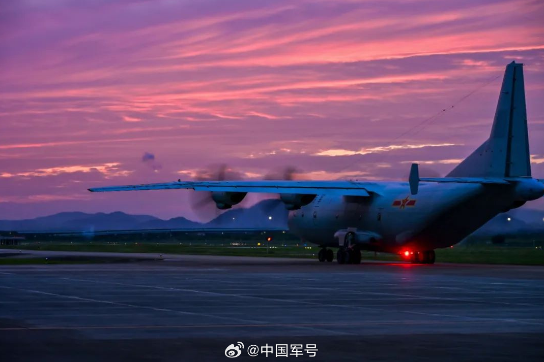 昼夜不停！战鹰与晚霞同框氛围感拉满