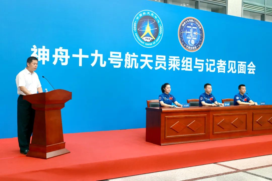 神舟十九号航天员乘组太空归来后首次公开亮相