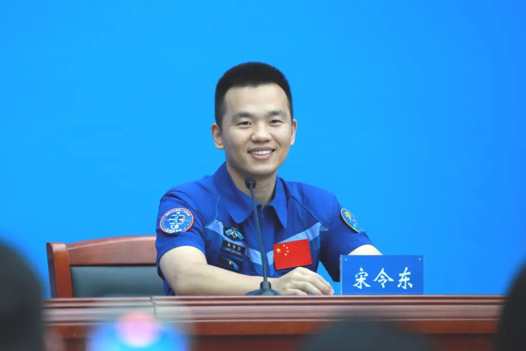 神舟十九号航天员乘组太空归来后首次公开亮相