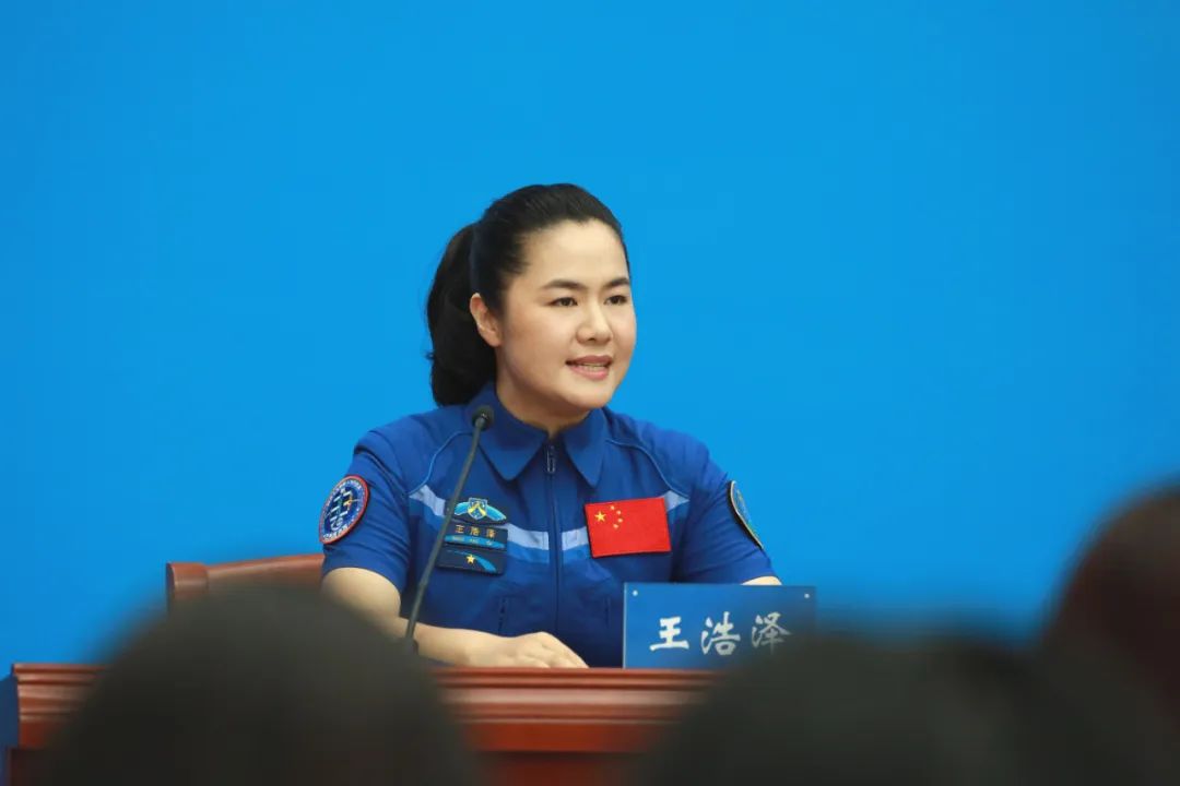 神舟十九号航天员乘组太空归来后首次公开亮相
