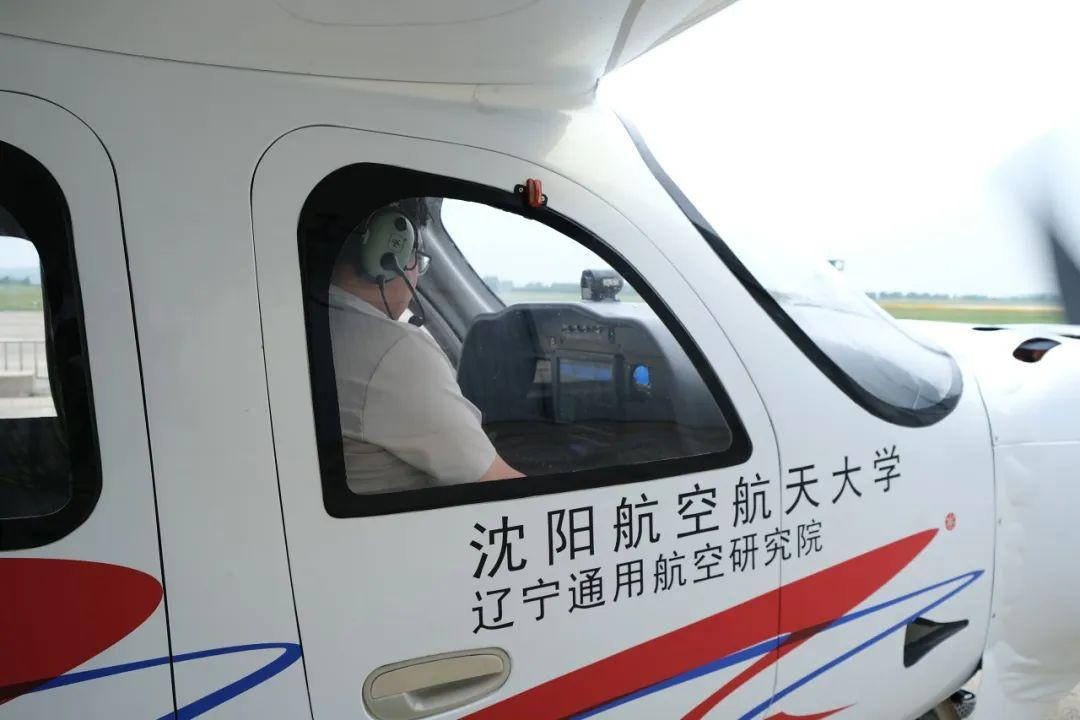 我国首款四座电电混动飞机RX4M震撼首飞！