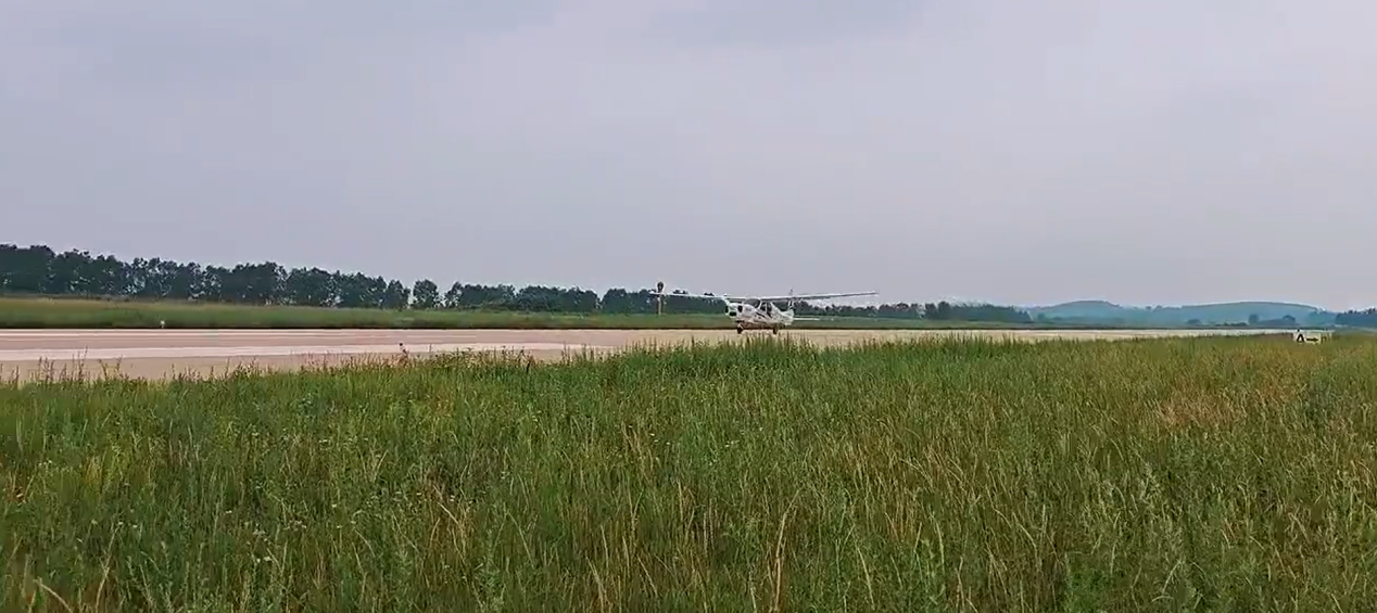 我国首款四座电电混动飞机RX4M震撼首飞！