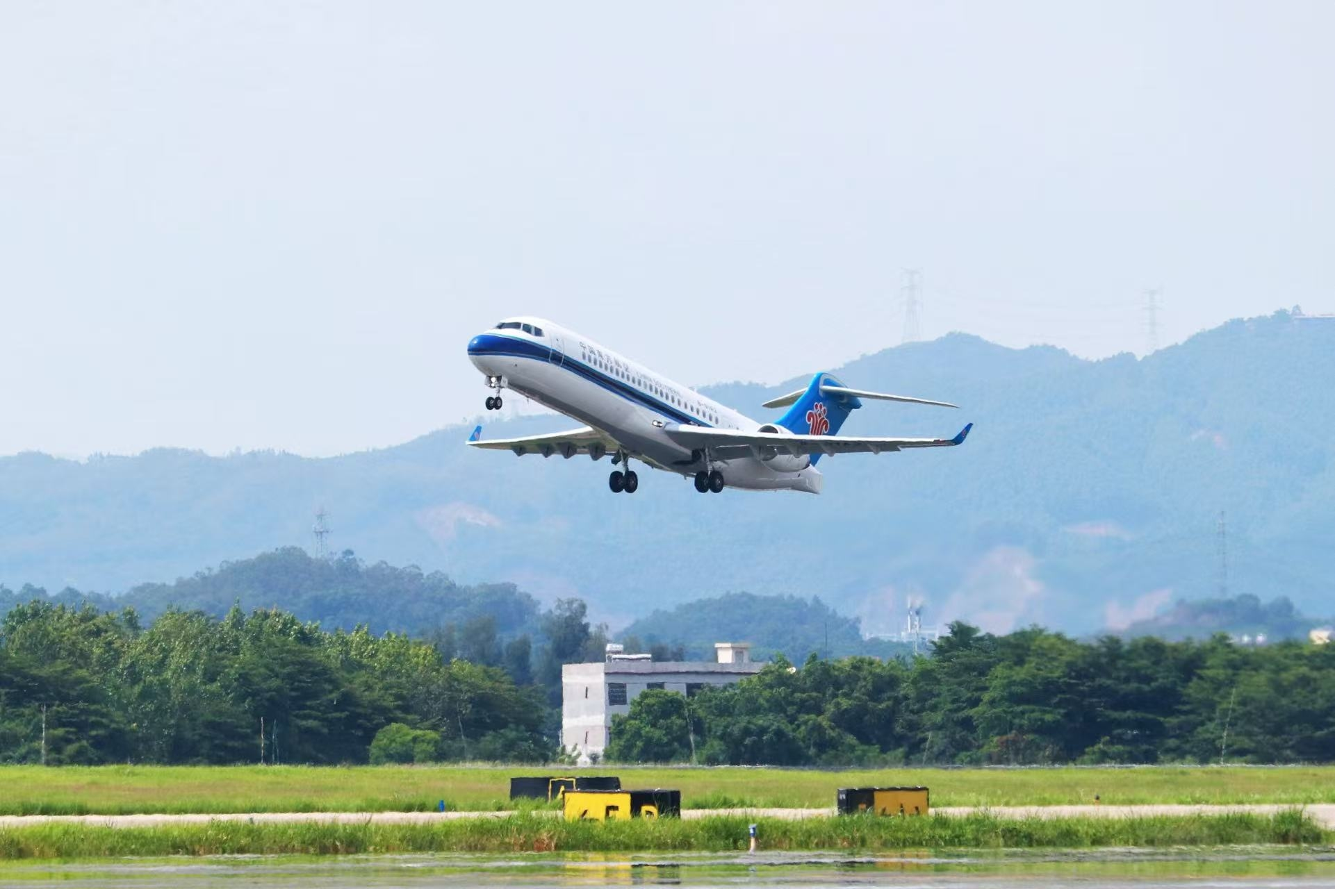 南航运营国产支线客机C909五周年 旅客运输量累计超过440万人次