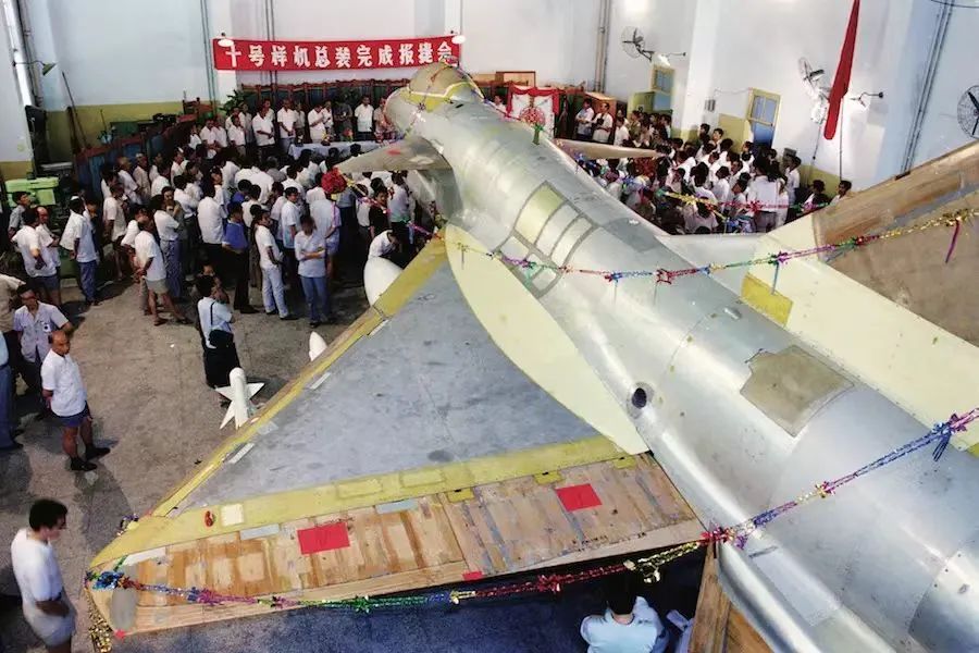 风洞模型、纪念雕塑和获奖证书，都是关于它