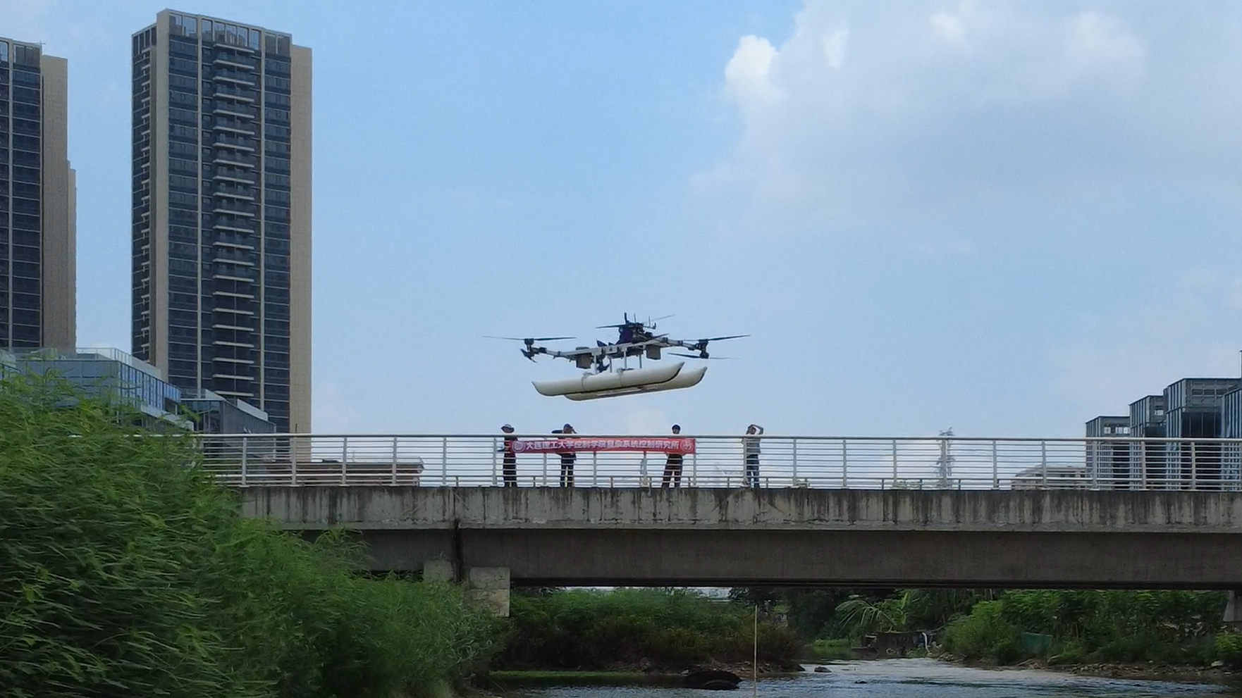 “星海一号”水空两栖电动垂直起降飞行器（eVTOL）首飞测试成功
