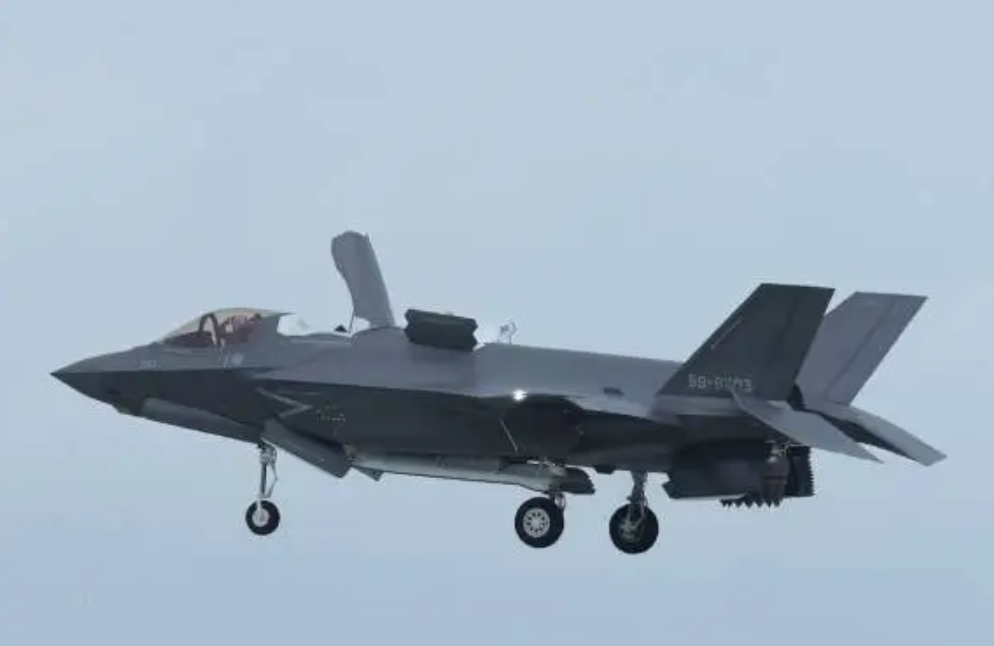 日本首批F-35B从美国飞回，战后首次拥有舰载战斗机 