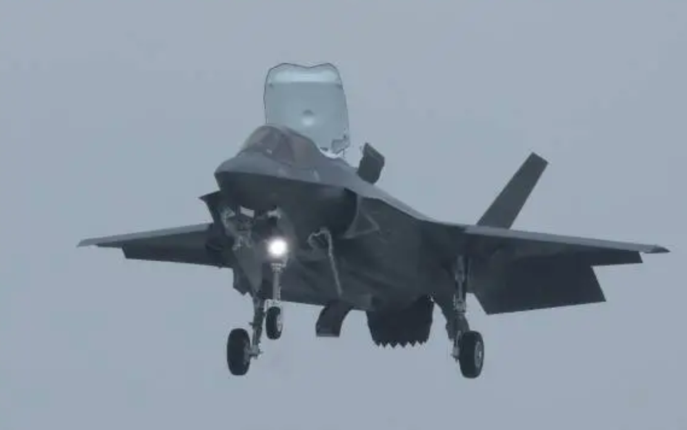 日本首批F-35B从美国飞回，战后首次拥有舰载战斗机 