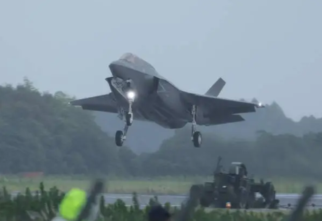 日本首批F-35B从美国飞回，战后首次拥有舰载战斗机 