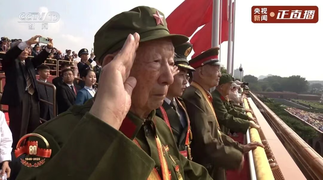老战士起身敬礼的场面，看哭了！