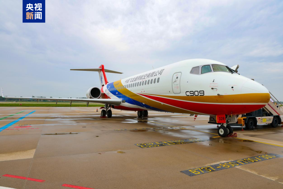中国首架C909医疗机在郑州交付