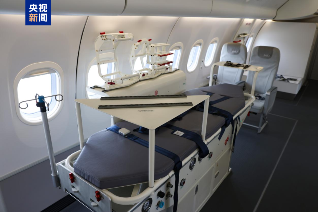 中国首架C909医疗机在郑州交付