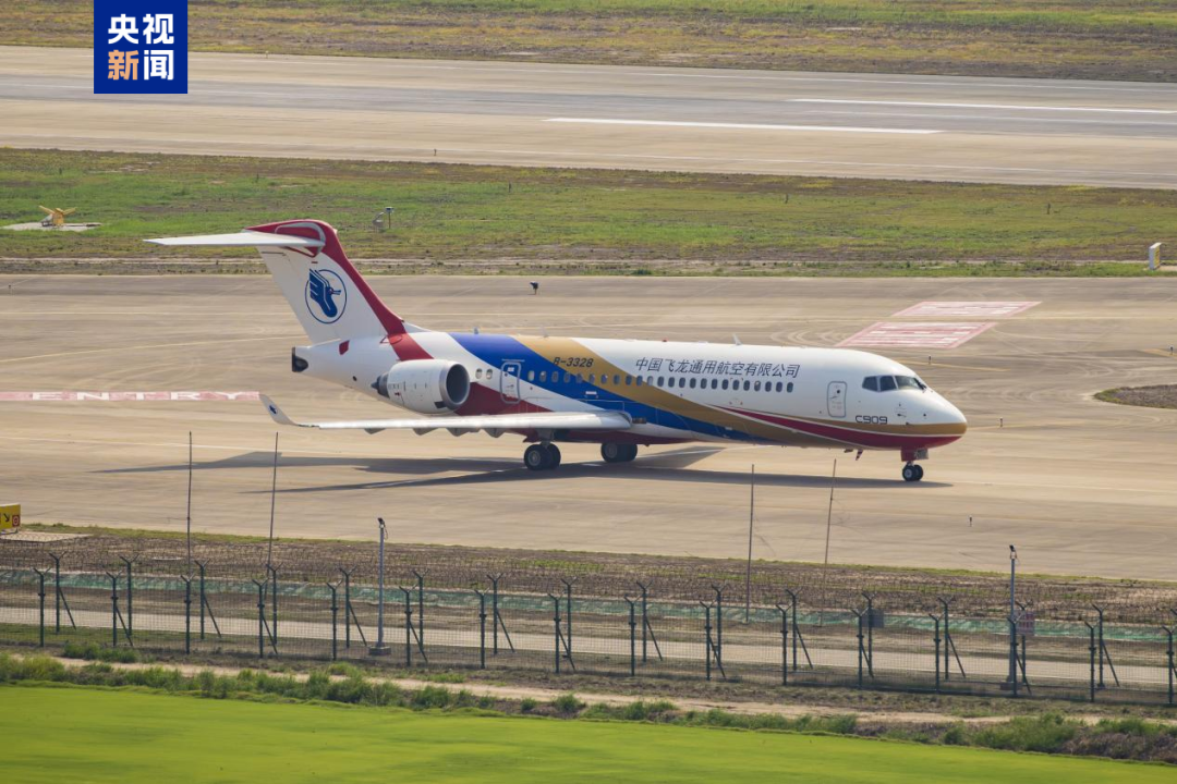 中国首架C909医疗机在郑州交付
