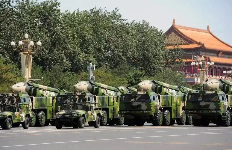 DF61导弹亮相阅兵，北约秘书长破防了，他给32国，发出了一道警告 