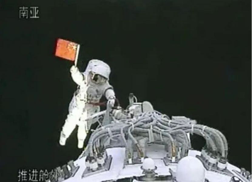 这一步，中国人实现首次太空行走