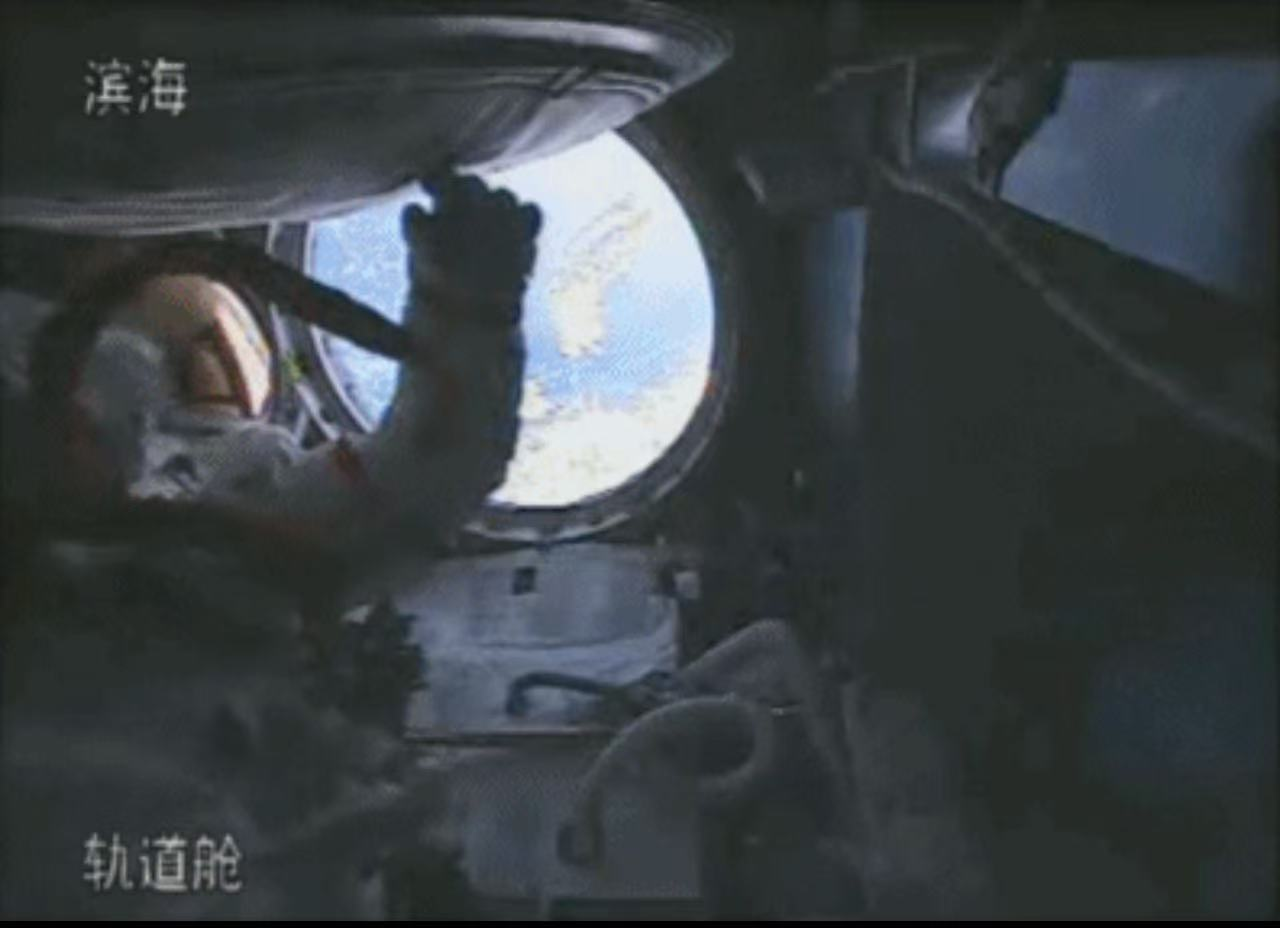 这一步，中国人实现首次太空行走