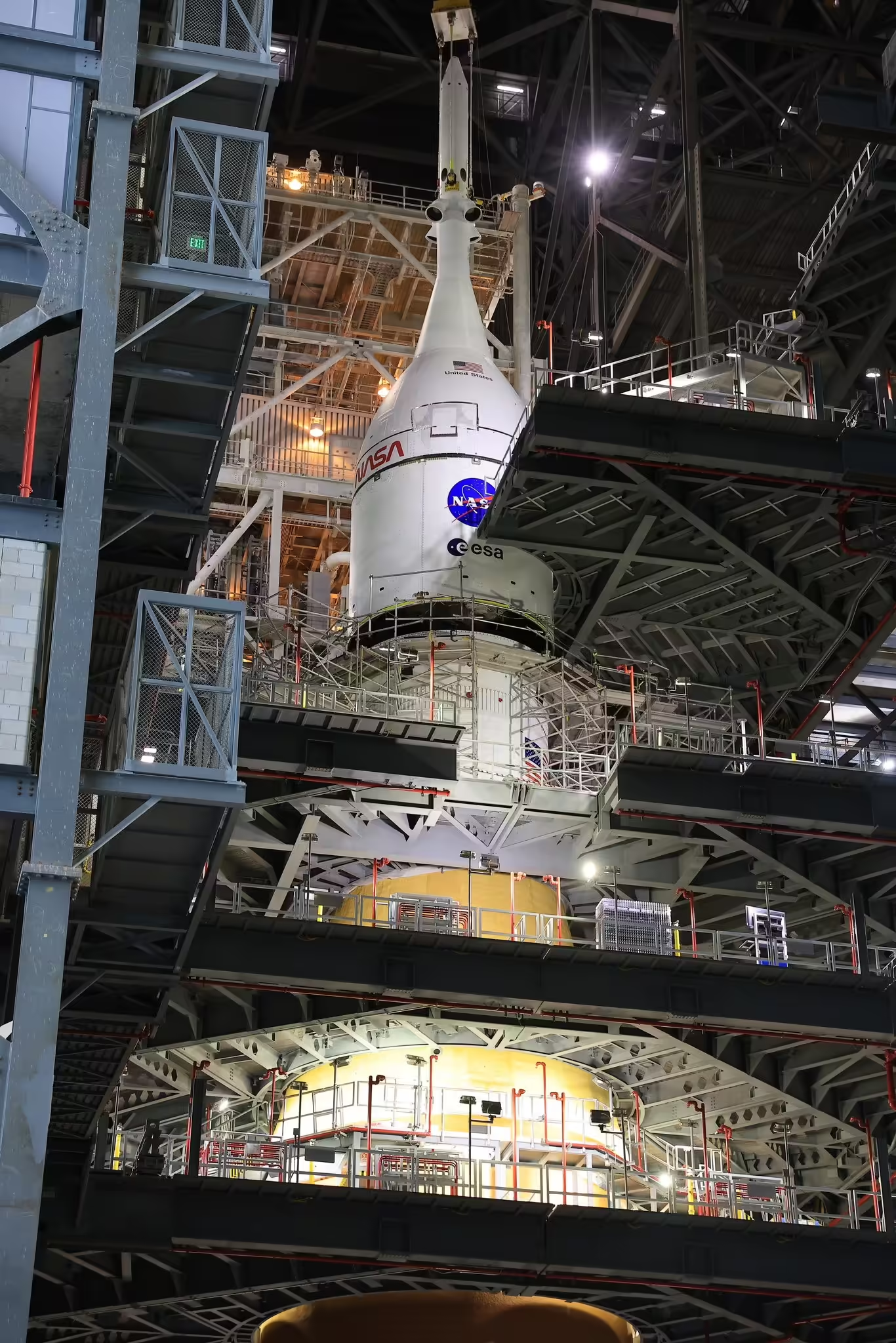NASA 自 1972 年阿波罗计划结束后首次载人绕月：Artemis 2 火箭宣布完成总装，计划 2026 年初发射