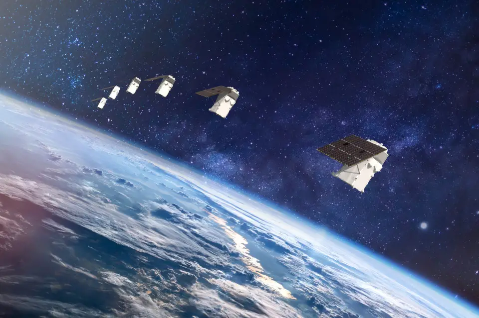 马斯克卫星坠落潮引爆太空危机,3毫米碎片成轨道杀手!  马斯克卫星坠落潮引爆太空危机,3毫米碎片成轨道杀手!
