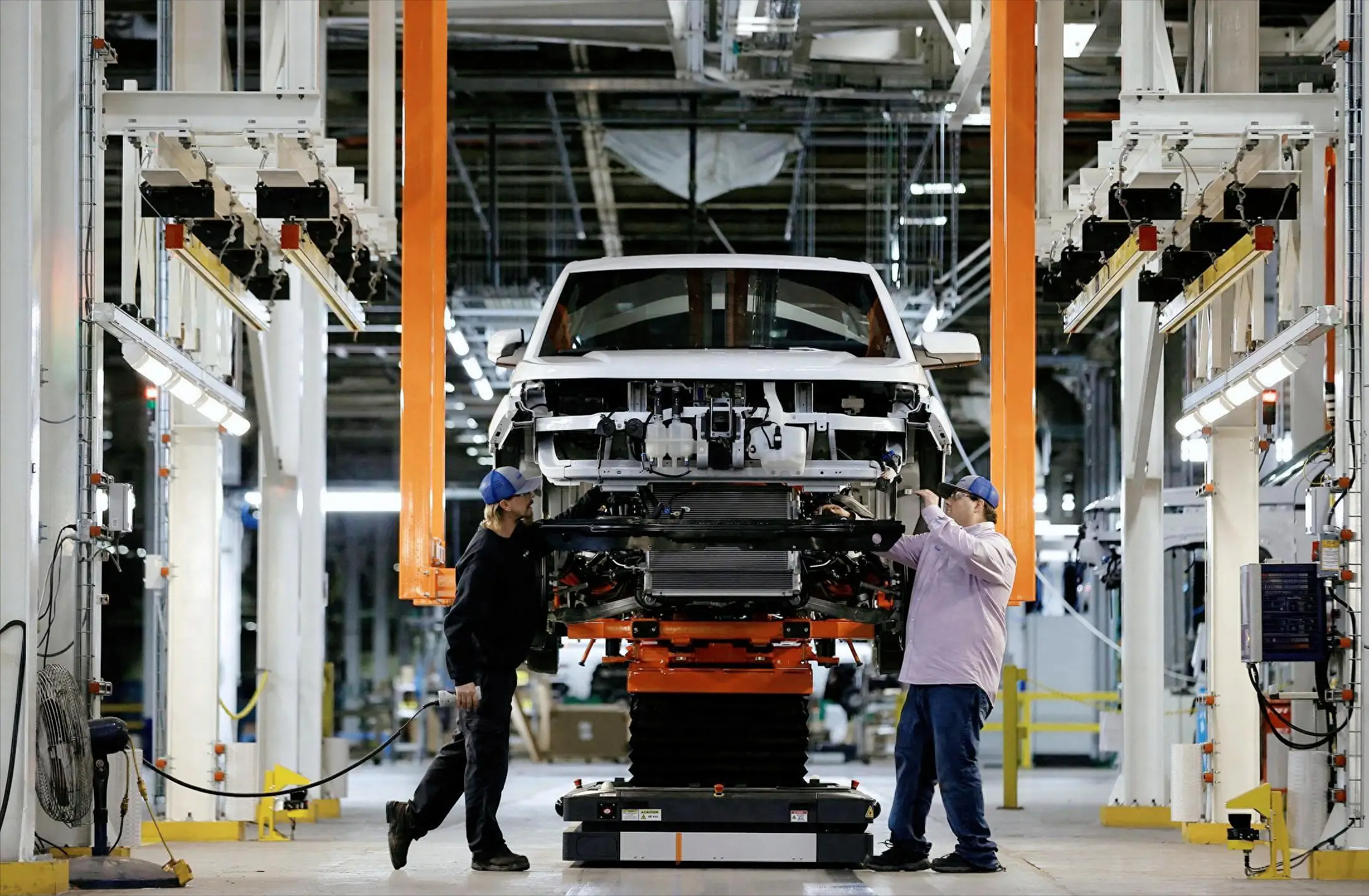 稀土管制引爆美国工业，内需市场顶住关税冲击，多边外交破孤立 