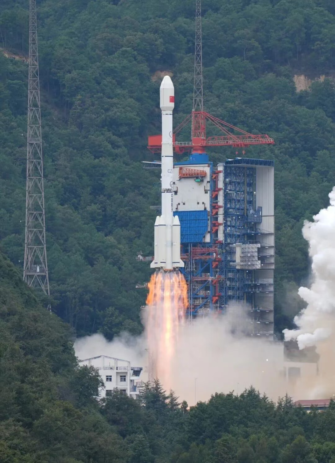 长征三号乙罕见执行低轨任务,将大型光学卫星送入太阳同步轨道 长征三号乙罕见执行低轨任务,将大型光学卫星送入太阳同步轨道