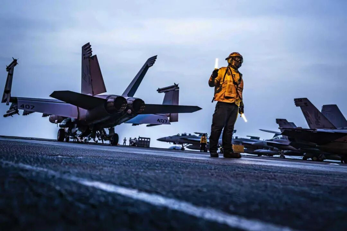 美军航母摔飞机因“电磁攻击”?中国军号:想多了 美军航母摔飞机因“电磁攻击”?中国军号:想多了
