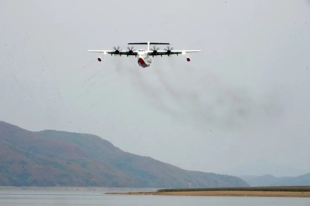 AG600“鲲龙”圆满完成首次野外环境汲水投水演练 AG600“鲲龙”圆满完成首次野外环境汲水投水演练