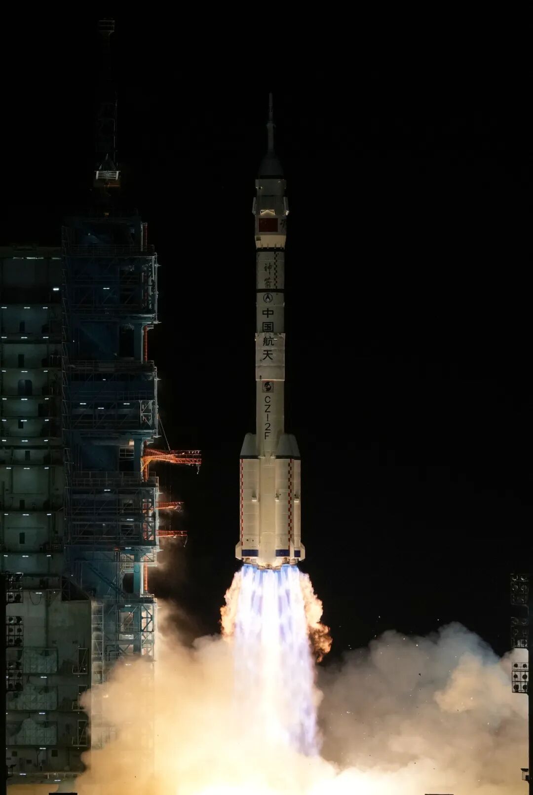 神箭送神舟 疾速奔天宫｜长二F火箭成功发射神舟二十一号载人飞船