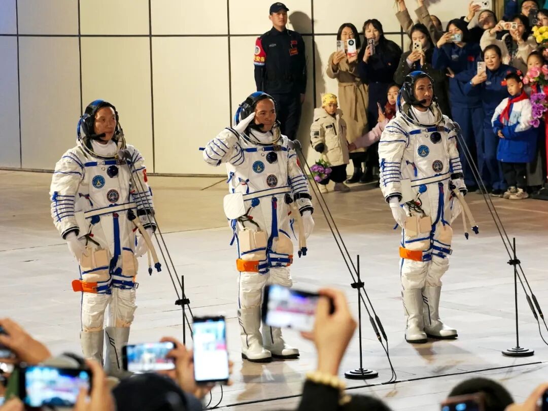 神箭送神舟 疾速奔天宫｜长二F火箭成功发射神舟二十一号载人飞船