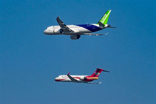 中国商飞C909、C919三机编队气贯长虹！C929模型亮相