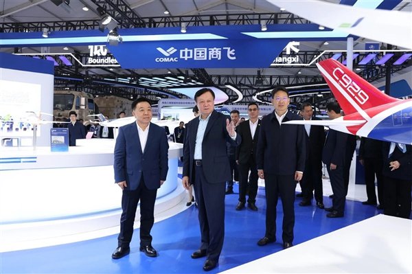 中国商飞C909、C919三机编队气贯长虹！C929模型亮相