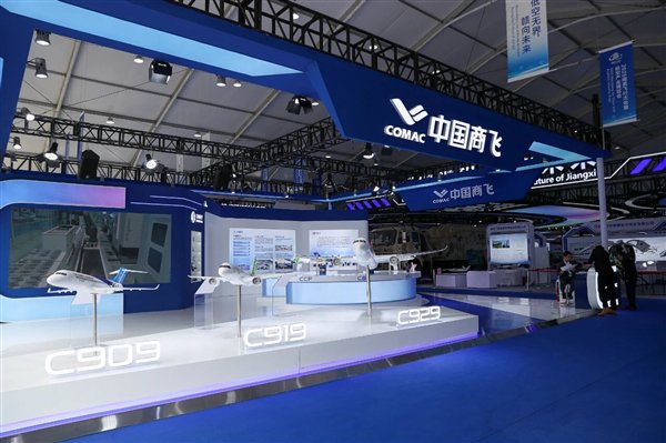 中国商飞C909、C919三机编队气贯长虹！C929模型亮相