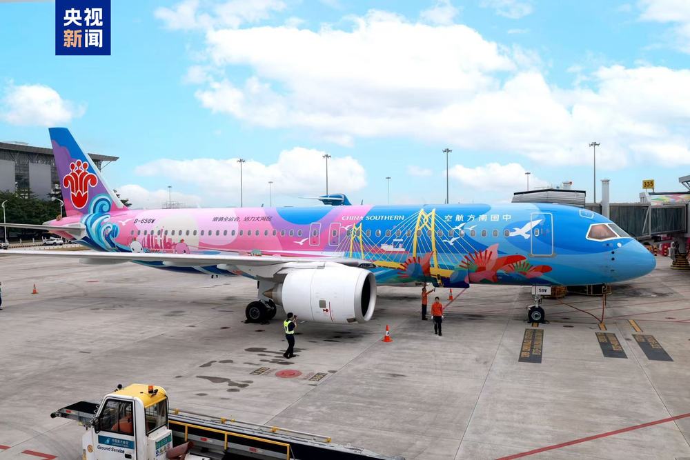 国内首架C919十五运会主题彩绘飞机首航