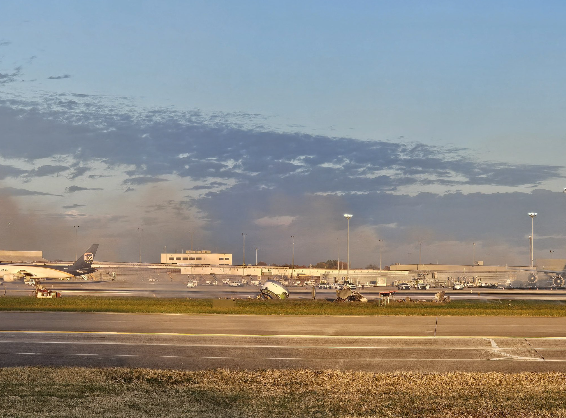 美国坠毁货机发动机脱落