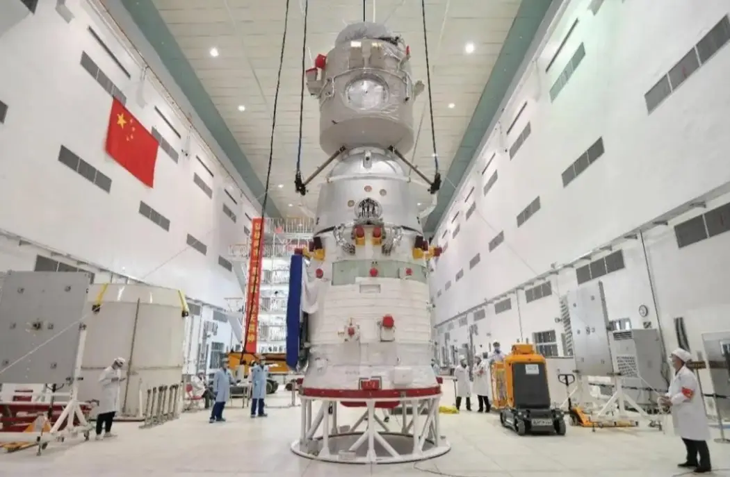 返回当天突然报警，神舟20号飞船遭微小空间碎片撞击，极端情况下提前发射神舟22 